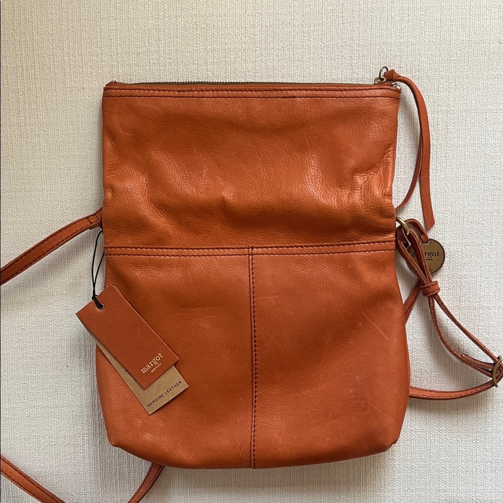 Margot New York Classic Brown Fold over Crossbody Bag.
Tags on.
Genuine leather - Picture 7 of 11